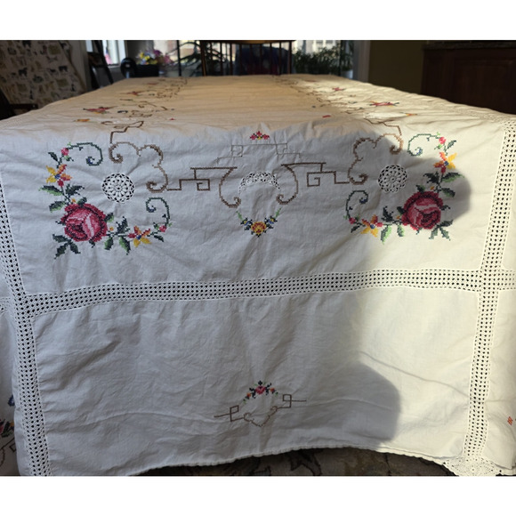 VTG Embroidered Cross Stitch Linen Tablecloth 112x64 White Crochet Edge Handmade - Picture 4 of 16
